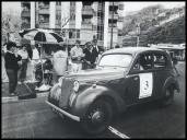 Automóvel Renault Juva 4 (1946) do piloto Dionísio Andrade, na chegada à vila da Ribeira Brava, no 1.º Raid Diário de Notícias