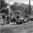 Automóvel de competição Singer do piloto John Garton, na linha de partida da 1ª Volta à Ilha da Madeira, na Avenida Arriaga, Freguesia da Sé, Concelho do Funchal