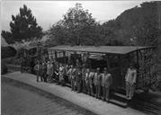Retrato de grupo junto a locomotiva da "Companhia do Caminho de Ferro do Monte", por ocasião da última viagem, Concelho do Funchal