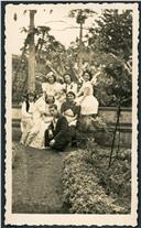 Retrato das filhas de Carlos Maria dos Santos, de [Armando Gomes] e de amigas com disfarces de carnaval, num jardim de uma casa não identificada