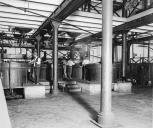Quatro homens adultos a trabalhar no interior da fábrica "São Filipe", Freguesia da Sé, Concelho do Funchal