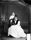 Retrato de uma mulher acompanhada por Maria Matilde Camacho e de Adelaide Cristina Camacho (corpo inteiro)