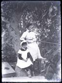 Retrato de D. Gabriela Vera de Sousa e D. Eugénia Isabel de Sousa num jardim (corpo inteiro)