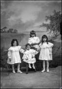 Retrato de quatro crianças, filhos do Dr. Leandro de Meneses Camacho (corpo inteiro) 