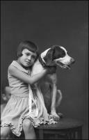 Retrato da menina Maria Ângela Valente Gomes da Silva com um cão (três quartos) 