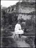 Retrato de D. Gabriela Vera de Sousa sentada no jardim (corpo inteiro)
