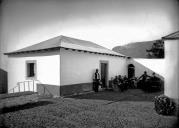 Retrato de grupo no pátio da casa de abrigo do Rabaçal, Freguesia e Concelho do Funchal