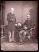 Retrato de Hermenegildo Capelo, de pé, e Roberto Ivens, sentado (corpo inteiro)
