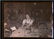 Retrato de uma mulher, sentada a uma mesa, na festa de fim de ano no Reid's Palace Hotel (atual Belmond Reid's Palace), Freguesia de São Martinho, Concelho do Funchal