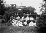 Retrato de grupo de família, no jardim da Quinta Vale Paraíso, Freguesia da Camacha, Concelho de Santa Cruz