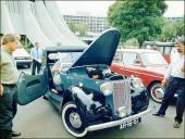 Inspeção técnica à viatura Austin Two Seater Tourer (1939), do piloto Tito Cabral Noronha, no parque automóvel do Cine-Casino, avenida do Infante, Freguesia da Sé, Concelho do Funchal, na véspera do 3.º Raid Diário de Notícias