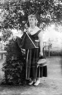 Retrato de mulher com traje regional no jardim da Quinta Aluízio, Freguesia de São Pedro, Concelho do Funchal