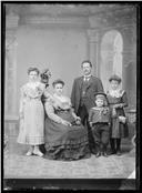 Retrato de Manuel Castro Júnior com uma mulher e três crianças (corpo inteiro)