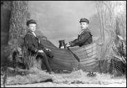 Retrato de dois meninos acompanhados de um cão, filhos de Henry Price Miles (corpo inteiro)