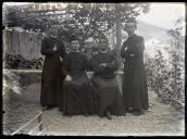 Grupo de sacerdotes no quintal de uma residência, em local não identificado, na Ilha do Porto Santo
