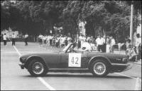 Automóvel Triumph TR 6 (1970) do piloto João Mendes de Almeida, na prova de perícia do 2.º Raid Diário de Notícias, na avenida do Infante, Freguesia da Sé, Concelho do Funchal
