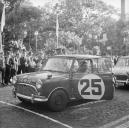 Automóvel de competição Austin Cooper S, do piloto Alfredo César Torres, na VII Volta à Ilha da Madeira, na partida na avenida Arriaga, Freguesia da Sé, Concelho do Funchal