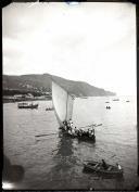 Barco à vela na baía, próximo à praia da cidade do Funchal