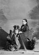Retrato de Miss Scott com o seu cão, filha William Benjamin Archibald Scott e de Mary Anne Tassie Hutchison (três quartos)