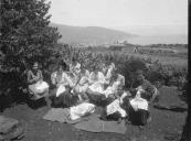 Grupo de mulheres e jovens, a bordar, na Freguesia de Santo António, Concelho do Funchal