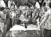 Emanuel Rebelo e Alexandre Rebelo, piloto e copiloto do automóvel Triumph TR 3/A (1958), na linha de partida do 1.º Raid Diário de Notícias, na Avenida Arriaga, Freguesia da Sé, Concelho do Funchal