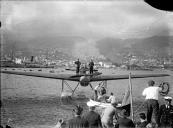Amarração do hidroavião "Infante Sagres" a uma lancha, na baía do Funchal