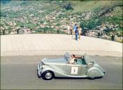 Automóvel Jaguar MK V Roadster (1935) do piloto José Silva Faria a passar no Miradouro Francisco Alvares Nóbrega - O "Camões Pequeno", Freguesia de Água de Pena, Concelho de Machico, no 2.º Raid Diário de Notícias