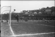 Jogo do campeonato de futebol de 1950 entre as equipas do Marítimo e do Porto no estádio dos Barreiros, Freguesia de São Martinho, Concelho do Funchal