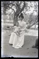 Retrato de mulher com uma menina ao colo, num jardim em local não identificado, na Ilha do Porto Santo