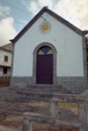 Fachada principal da capela dos "Calvinistas", sítio da Fonte Pinheiro, Freguesia e Concelho da Ribeira Brava