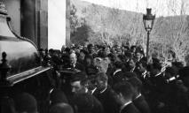 Cortejo fúnebre do imperador Carlos D'Áustria, rei da Hungria e da Boémia, à chegada ao adro da igreja de Nossa Senhora do Monte, freguesia do Monte, concelho do Funchal 