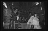 Cumprimento de uma paroquiana ao padre, durante uma missa nova na igreja de Nossa Senhora da Graça, Freguesia do Estreito de Câmara de Lobos, Concelho de Câmara de Lobos