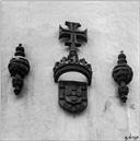 Brasão nacional com coroa encimada por cruz de Cristo, ladeado por duas esferas armilares, existente na fachada do torreão sudeste do palácio de São Lourenço, Freguesia da Sé, Concelho do Funchal