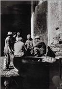 Grupo de homens a conviver dentro de um barco varado, em local não identificado, na Ilha da Madeira
