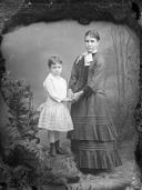 Retrato de Virgínia Nunes com uma menina (corpo inteiro)