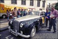 Inspeção técnica ao automóvel Bentley S1 (1956) de José Machado, na praça do Município, Freguesia da Sé, Concelho do Funchal, no 6.º Raid Diário de Notícias