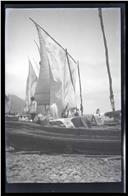 Barcos veleiros varados na praia do Funchal