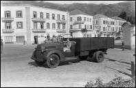 Camião militar na praça do Infante, Freguesia de São Pedro (atual Freguesia da Sé), Concelho do Funchal