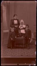 Retrato de Maria Cândida Antas acompanhada de três crianças (corpo inteiro)