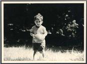 Retrato de um menino com uma bola em local não identificado