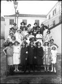 Retrato de um grupo de enfermeiras da delegação da Madeira da Cruz Vermelha Portuguesa (corpo inteiro)  