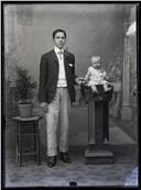 Retrato de José Pereira Camacho acompanhado de uma criança (corpo inteiro)