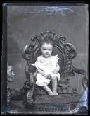 Retrato de uma menina, filha de Juliana Câmara (corpo inteiro)