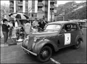 Automóvel Renault Java 4 (1946) do piloto Dionísio Andrade, na chegada à vila da Ribeira Brava, no 1.º Raid Diário de Notícias

