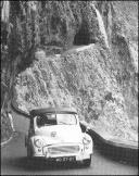 Automóvel Morris Minor Tourer (1953) do piloto Luís José A. Marques, a circular na estrada regional n.º 101, troço Porto do Moniz/ São Vicente, no 5.º Raid Diário de Notícias