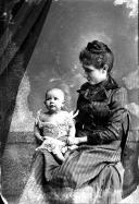 Retrato de Vitoria Nascimento com a sua filha ao colo (três quartos) 
