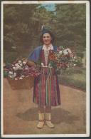 Rapariga com traje regional segurando um ramo e uma cesta com flores