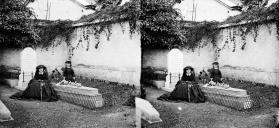 Mulher e menina junto de uma campa no cemitério Inglês, rua da Carreira, Freguesia São Pedro, Concelho do Funchal