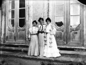 Retrato de três mulheres (corpo inteiro) no exterior do Palácio Nacional de Queluz