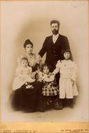 Retrato de um homem, acompanhado de uma mulher, duas meninas e um bebé (corpo inteiro)